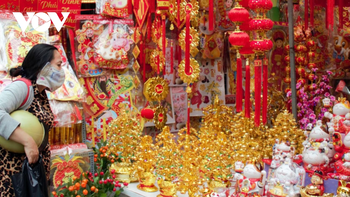 Bustling HCM City street gears up for coming Tet holiday