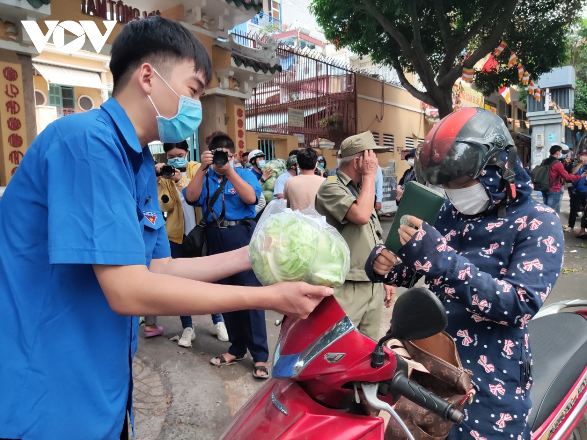 nguoi dan nhieu tinh thanh nhiet tinh giai cuu nong san hai duong hinh anh 2