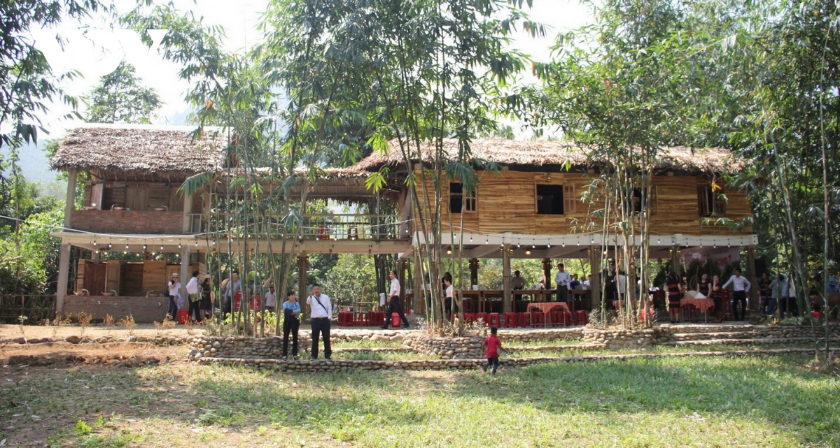 Cộng đồng du lịch: Hành trình khám phá vẻ đẹp Việt Nam cùng cộng đồng du lịch đang chờ đón bạn. Qua những chuyến đi, bạn không chỉ được tận hưởng cảnh quan tuyệt đẹp mà còn trải nghiệm nền văn hoá đa dạng, phong phú của đất nước. Hãy sẵn sàng để khám phá, tìm hiểu và học hỏi từ những người bạn mới nhé!