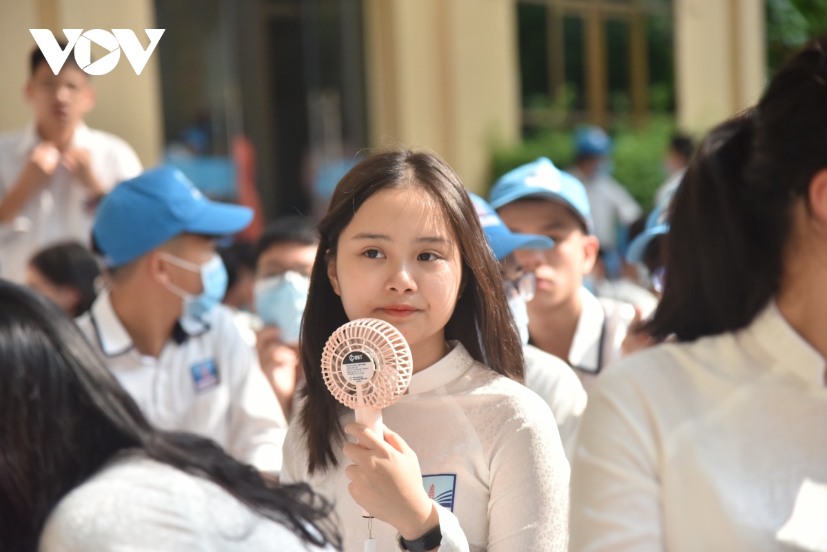 phu huynh, hoc sinh dung ngoi khong yen truoc quy dinh tuyen sinh lop 10 cua ha noi hinh anh 1