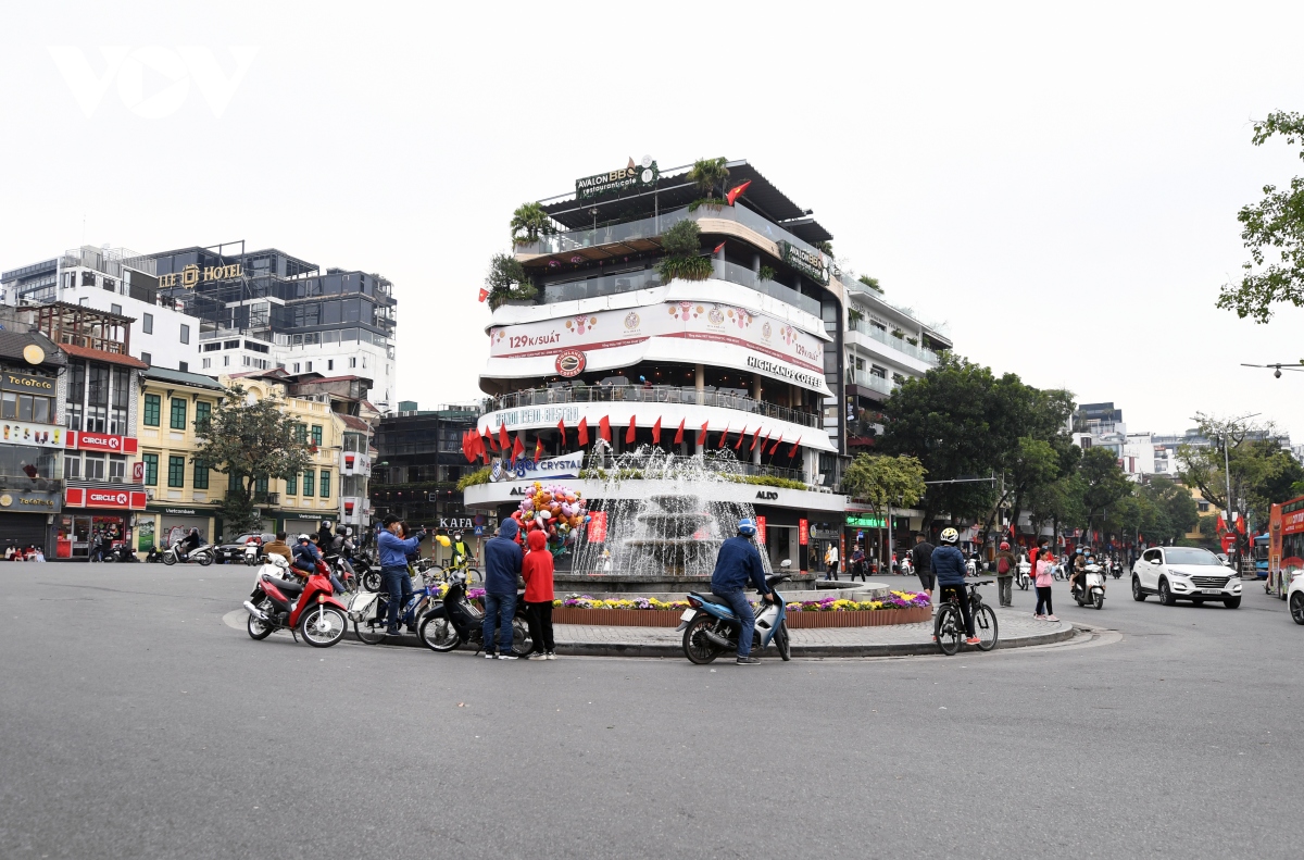 pho phuong soi dong cua ha noi ngu yen trong ngay dau nam moi hinh anh 13