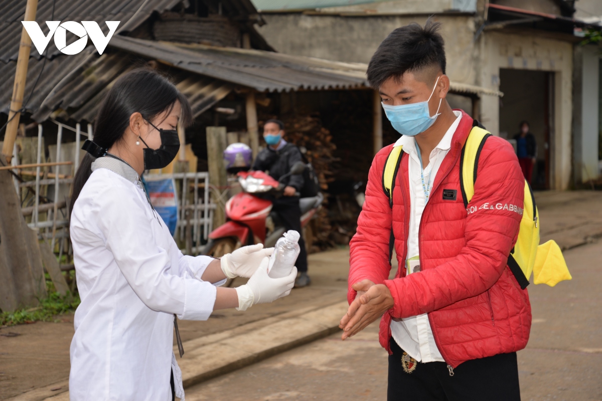 ngay 17 2, hoc sinh tai tinh son la di hoc tro lai hinh anh 1