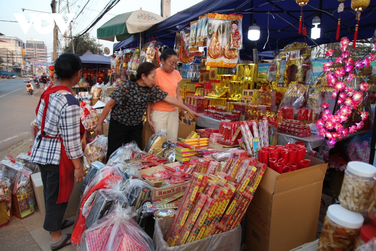 Cuối năm, đi chợ Tết Việt tại Lào | VOV.VN