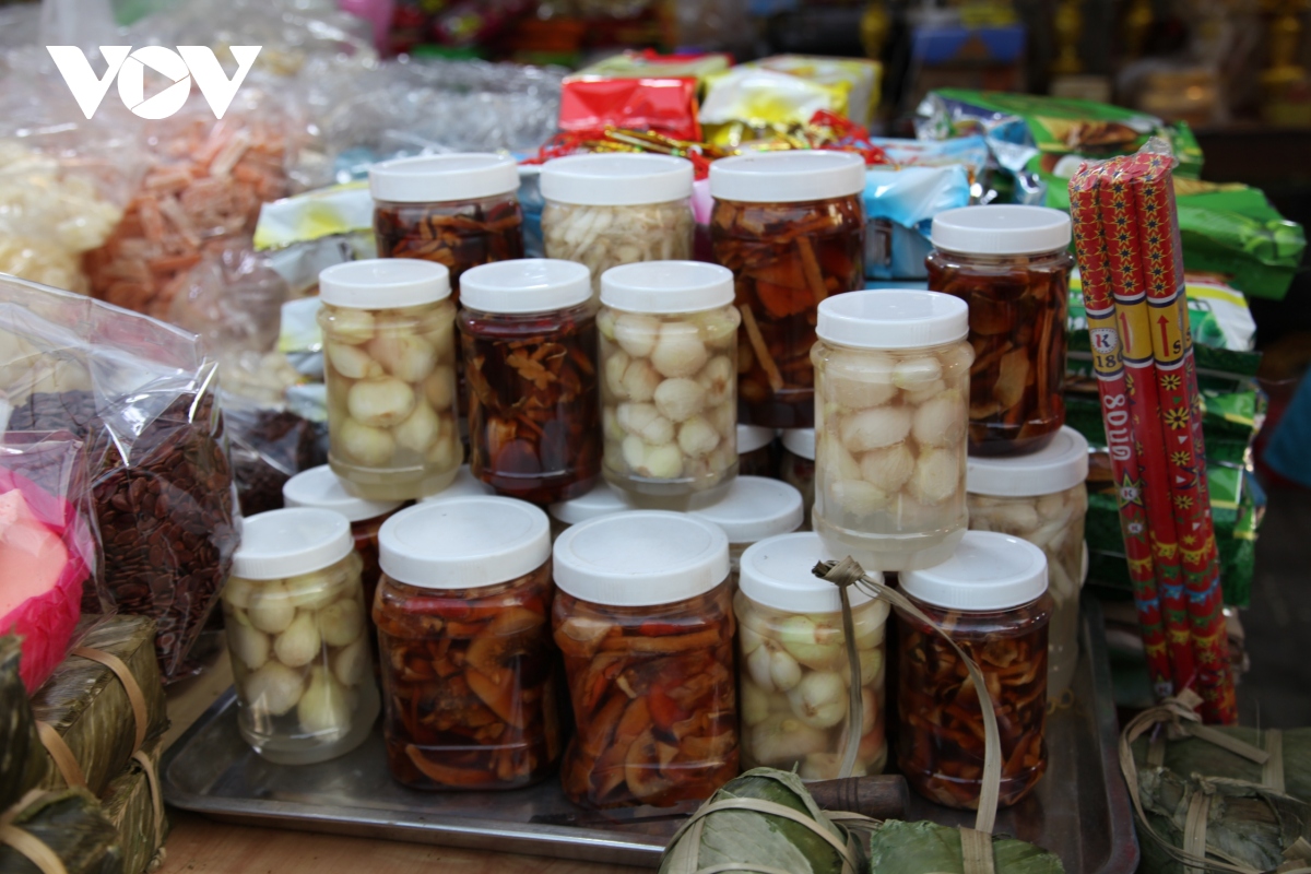 Cuối năm, đi chợ Tết Việt tại Lào | VOV.VN