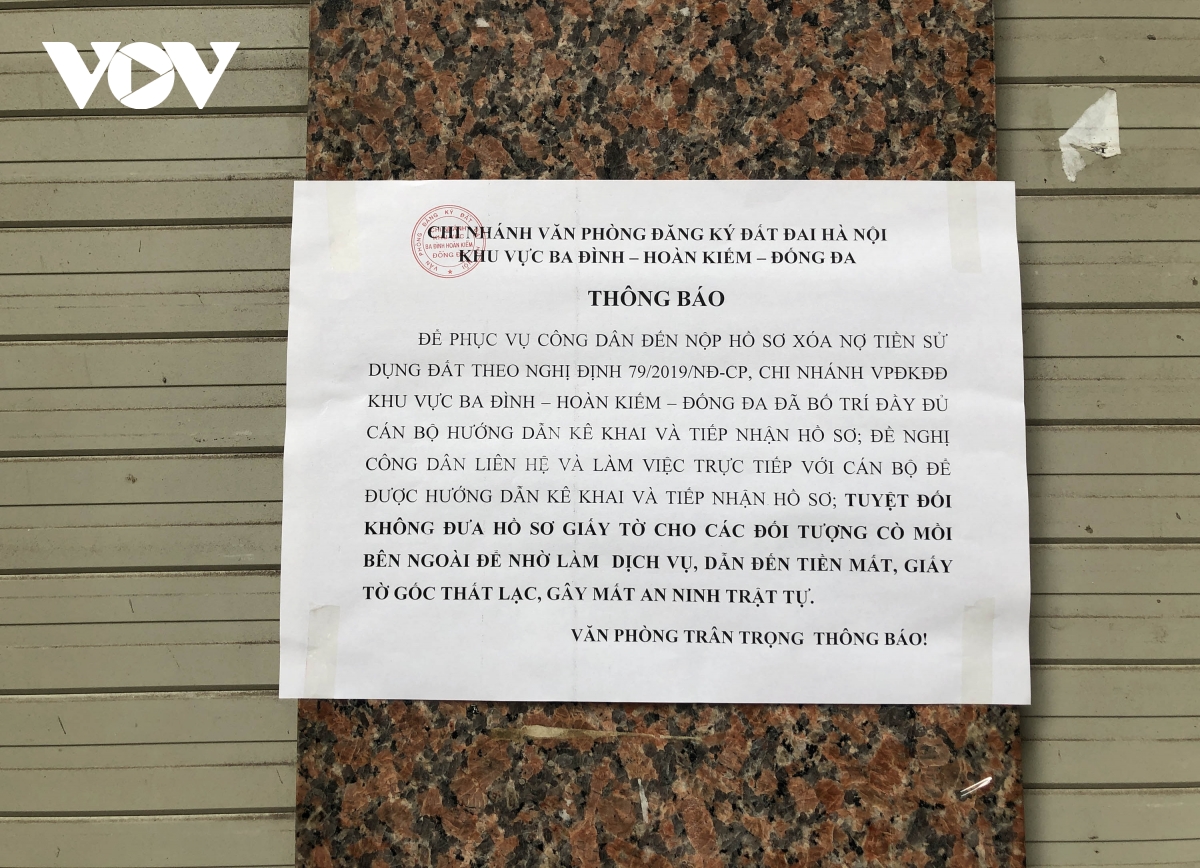 nguoi dan thu do chen chan lam thu tuc lien quan den dat dai hinh anh 7