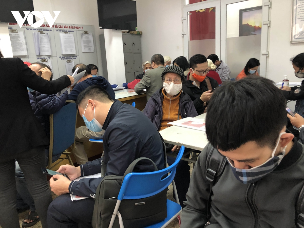 nguoi dan thu do chen chan lam thu tuc lien quan den dat dai hinh anh 4