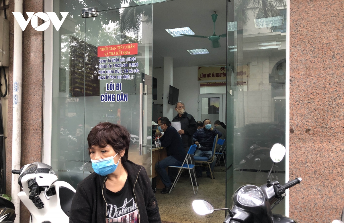 nguoi dan thu do chen chan lam thu tuc lien quan den dat dai hinh anh 2