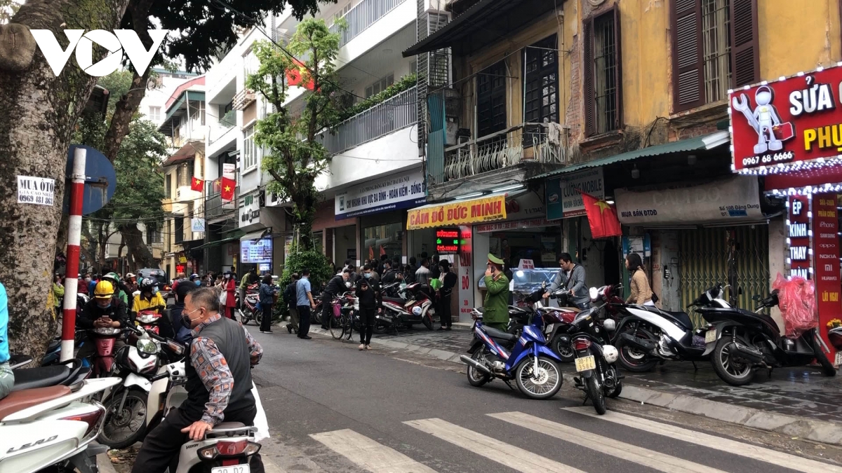 nguoi dan thu do chen chan lam thu tuc lien quan den dat dai hinh anh 6