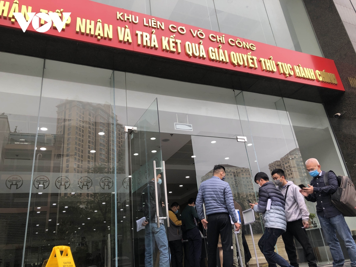 nguoi dan thu do chen chan lam thu tuc lien quan den dat dai hinh anh 11