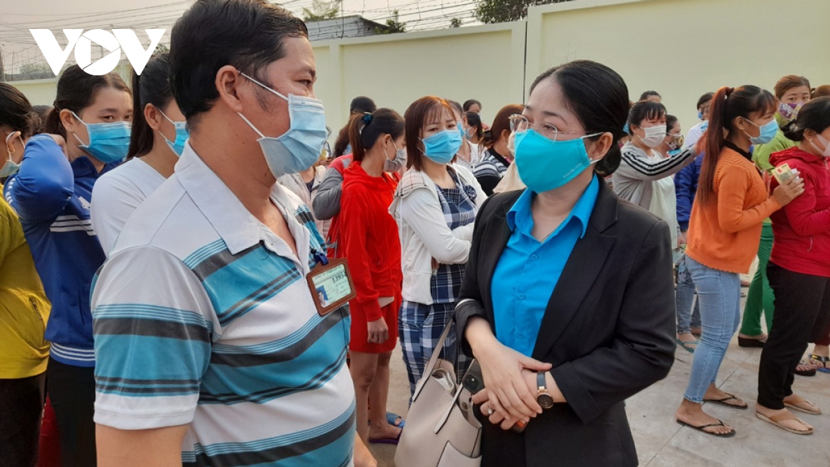 cong nhan xa que don cai tet am ap, nghia tinh o binh duong hinh anh 2