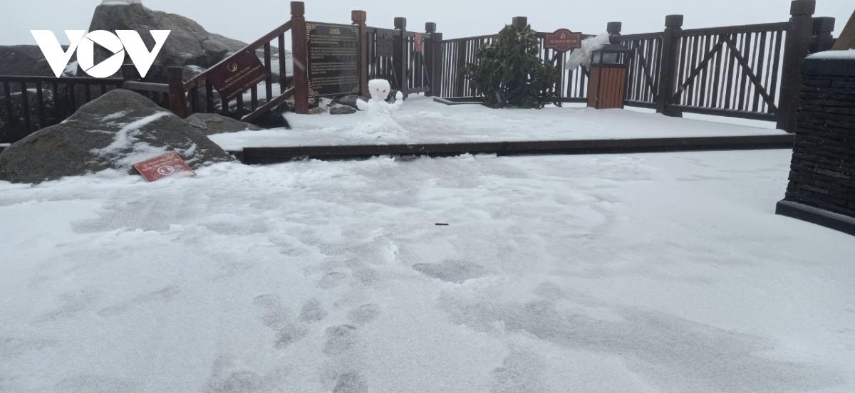 mua tuyet trang dinh fansipan truoc them nam moi hinh anh 10