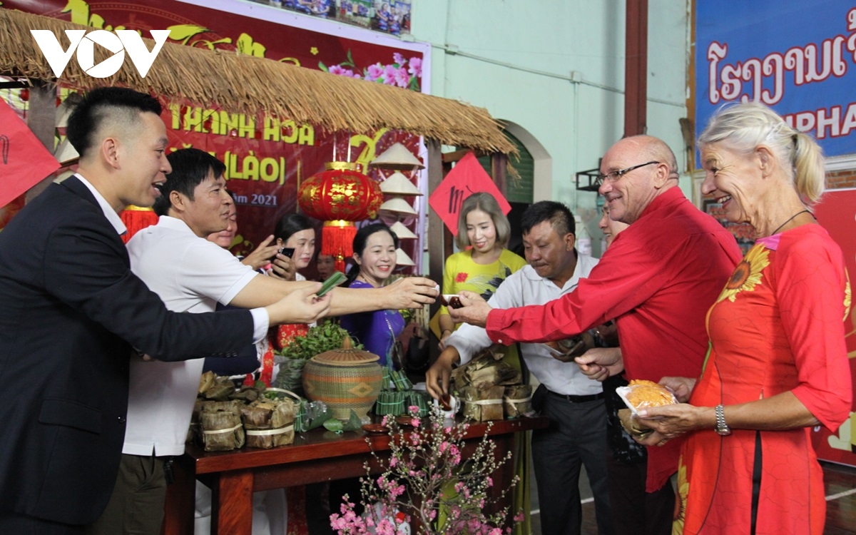 ngay hoi goi banh chung - goi tron tinh que huong cua ba con nguoi viet tai lao hinh anh 3