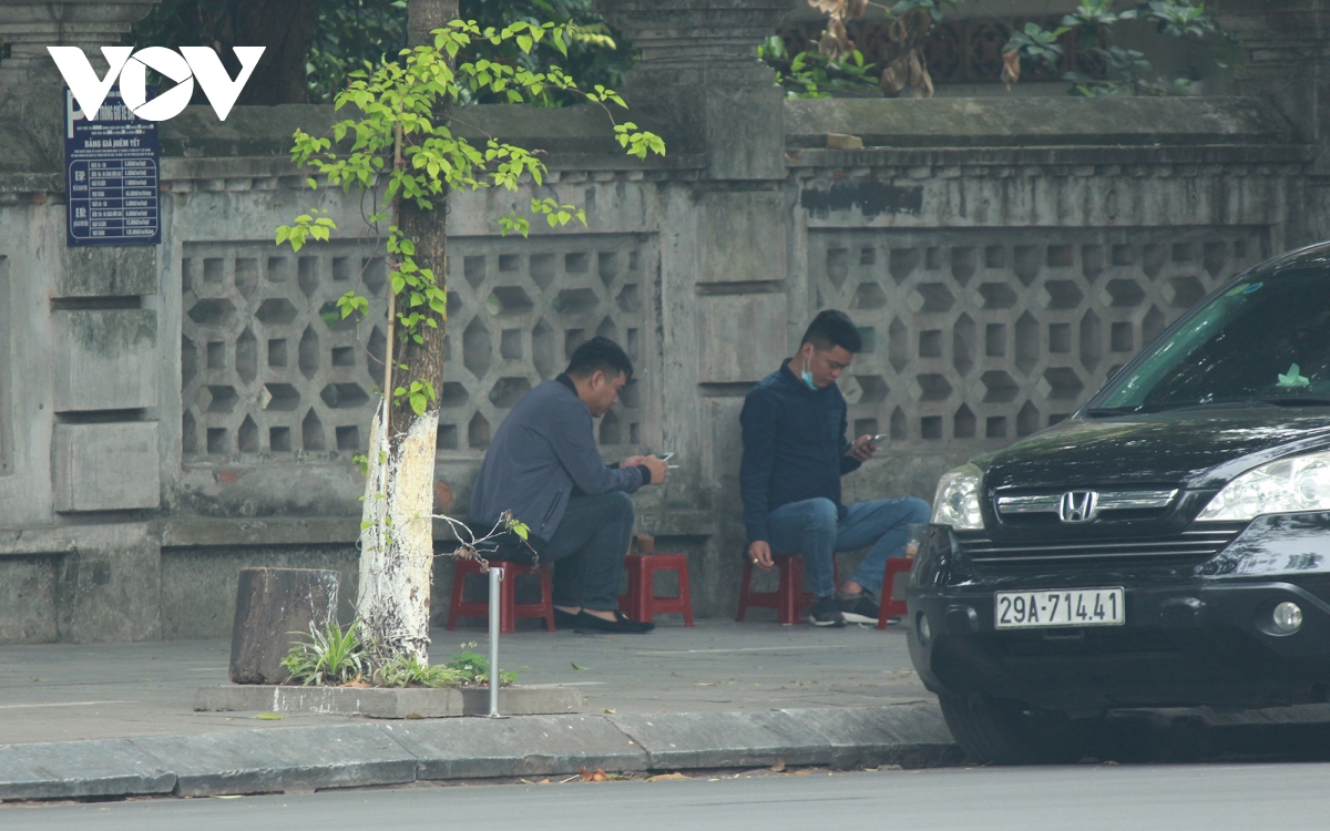 nhieu quan an duong pho, tra da via he o ha noi vi pham chi dao chong dich covid-19 hinh anh 4