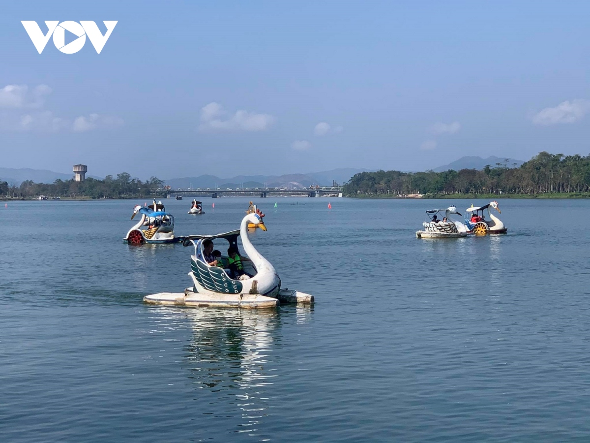 nguoi dan vui xuan ben bo song huong hinh anh 1