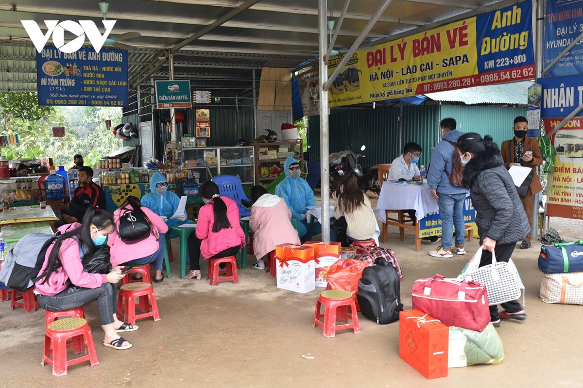 hang tram nguoi vuot rao cao toc noi bai lao cai moi ngay hinh anh 1