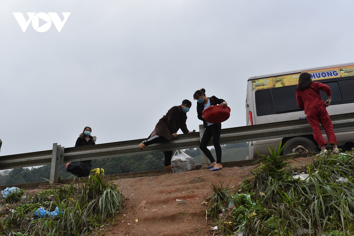 hang tram nguoi vuot rao cao toc noi bai lao cai moi ngay hinh anh 10