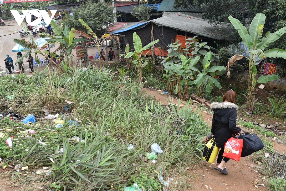 hang tram nguoi vuot rao cao toc noi bai lao cai moi ngay hinh anh 11