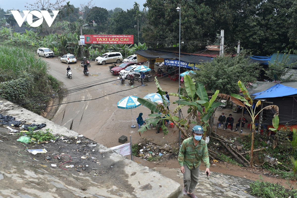 hang tram nguoi vuot rao cao toc noi bai lao cai moi ngay hinh anh 2