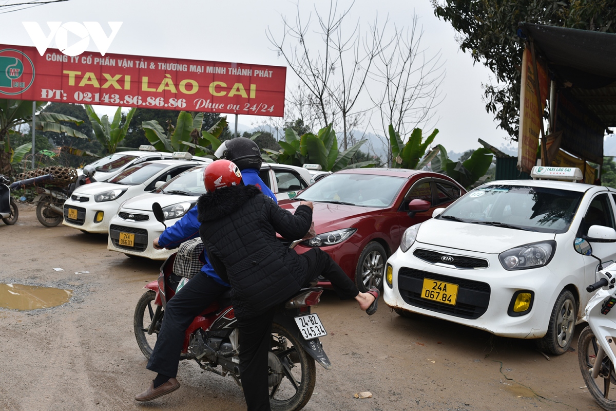 hang tram nguoi vuot rao cao toc noi bai lao cai moi ngay hinh anh 3