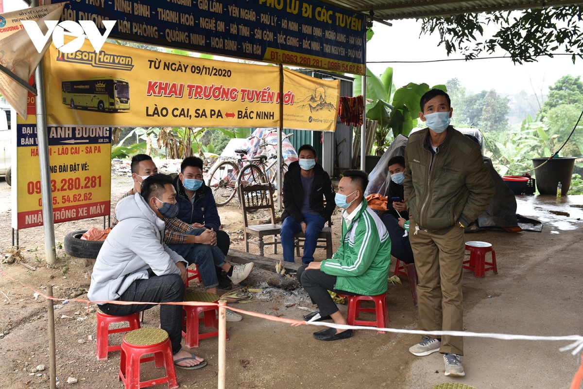 hang tram nguoi vuot rao cao toc noi bai lao cai moi ngay hinh anh 4