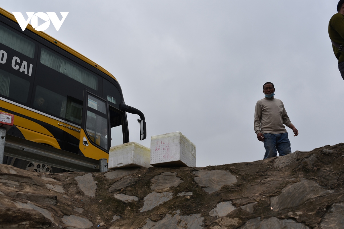 hang tram nguoi vuot rao cao toc noi bai lao cai moi ngay hinh anh 6