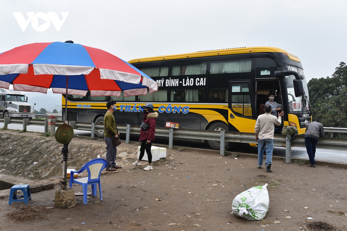 hang tram nguoi vuot rao cao toc noi bai lao cai moi ngay hinh anh 7