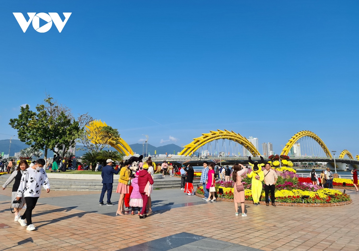 Thời tiết đẹp, người dân và du khách tại Đà Nẵng du xuân, lễ chùa ...