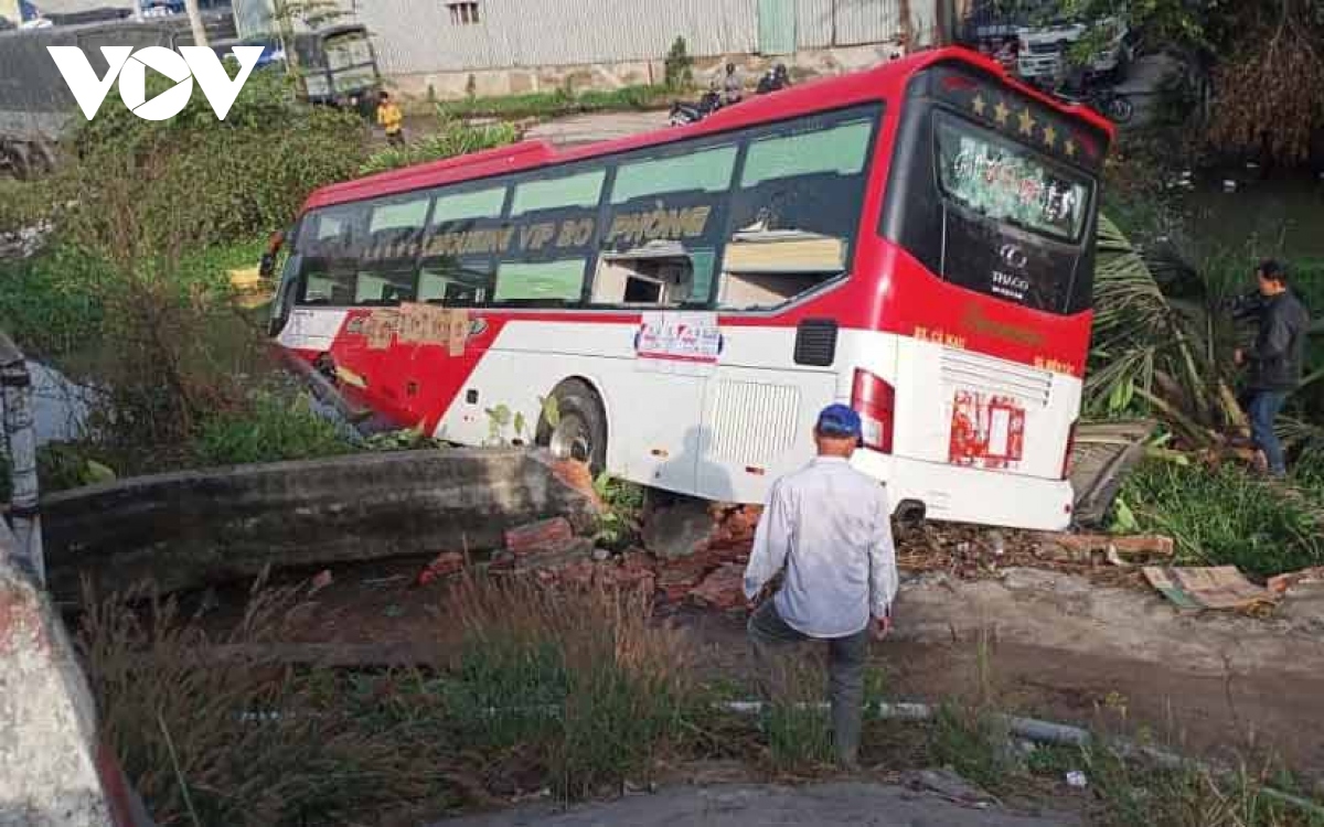  Xe khách 52 chỗ ngồi lao xuống kênh, nhiều người thoát chết