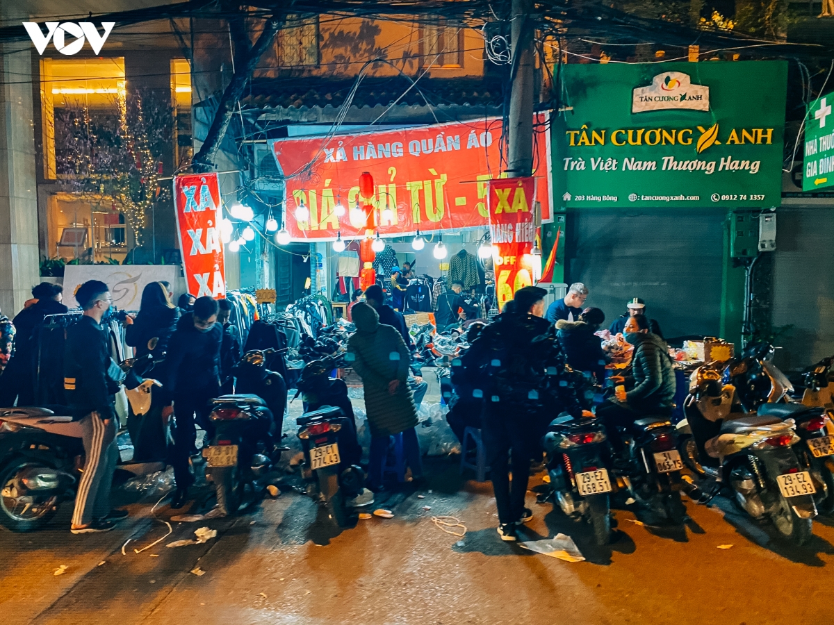 pho hang bong tap nap nguoi mua sam toi 29 tet hinh anh 2