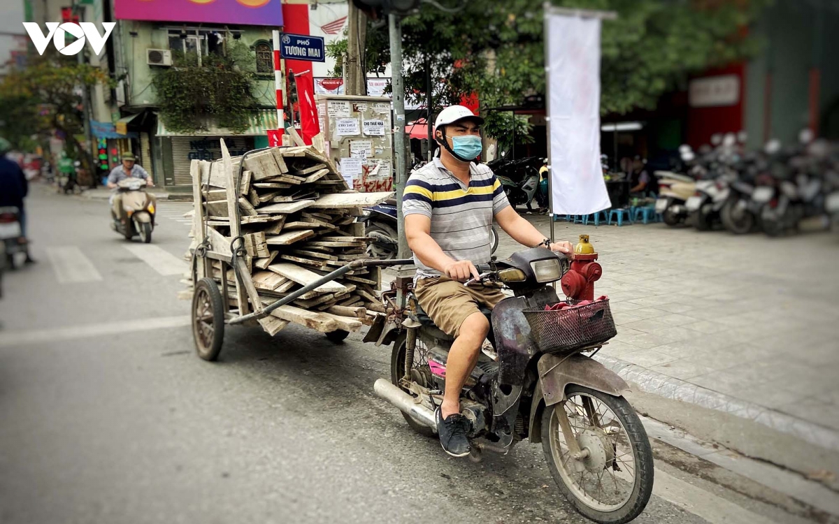 nhan nhan xe cho hang cong kenh tren duong pho ha noi hinh anh 10