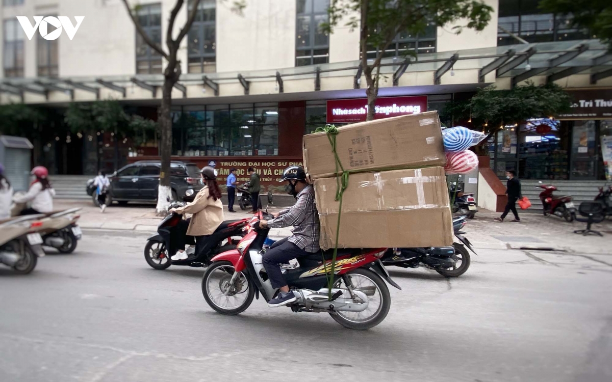 nhan nhan xe cho hang cong kenh tren duong pho ha noi hinh anh 11