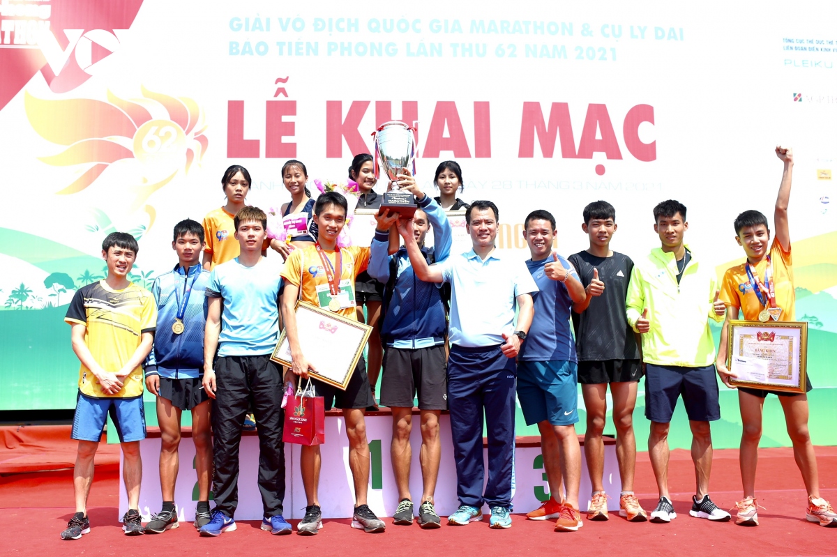 chum anh nu cuoi toa nang pleiku tren duong chay tien phong marathon 2021 hinh anh 16