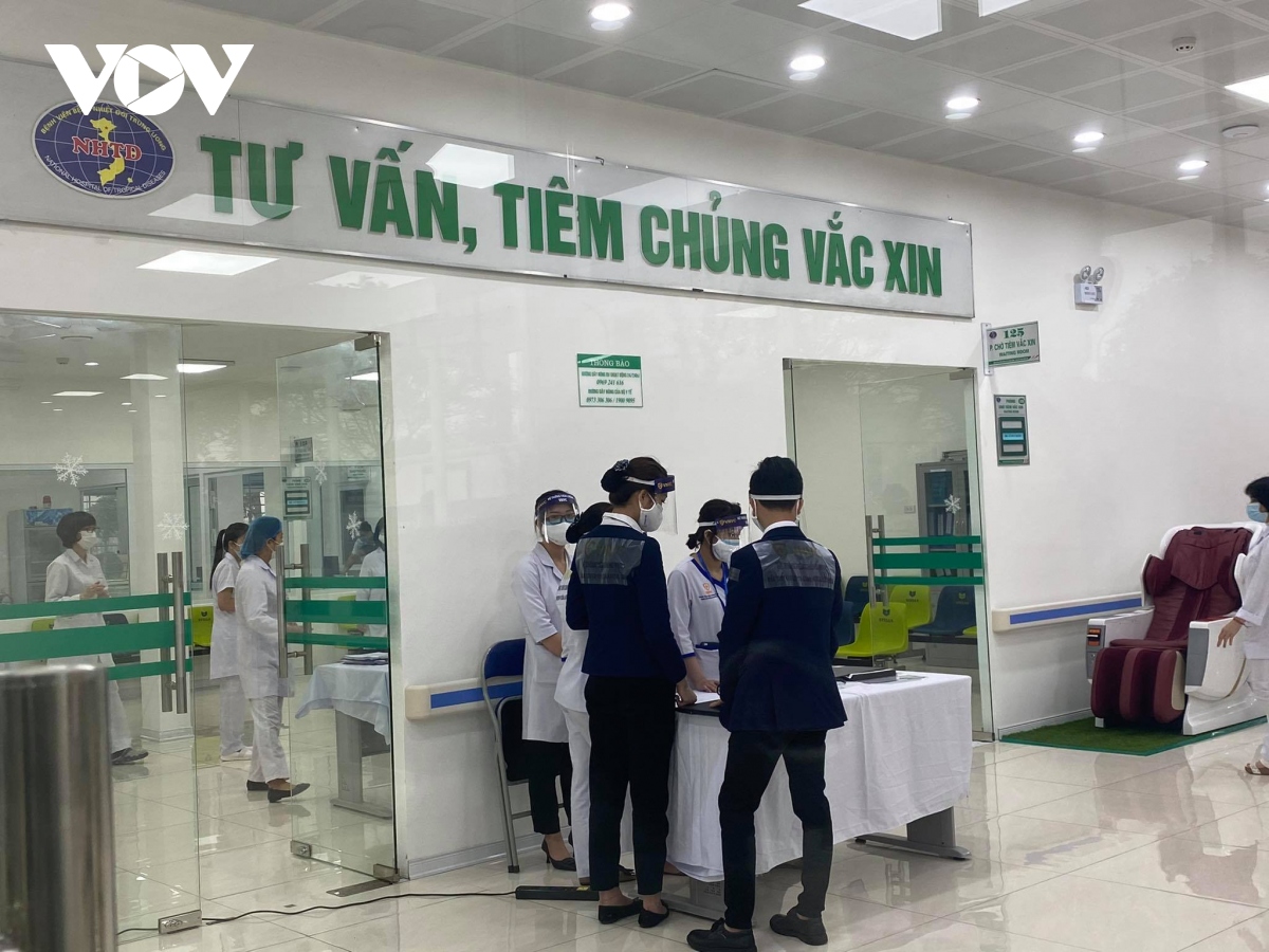 100 can bo, nhan vien y te benh vien benh nhiet doi trung uong tiem vaccine covid-19 hinh anh 4