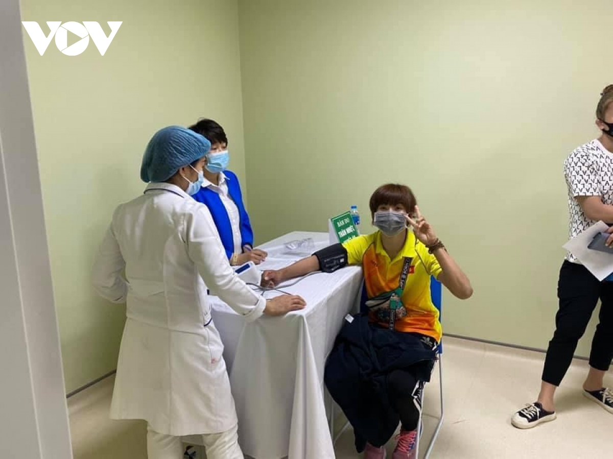 nhung vDv viet nam dau tien duoc tiem vaccine covid-19 hinh anh 1