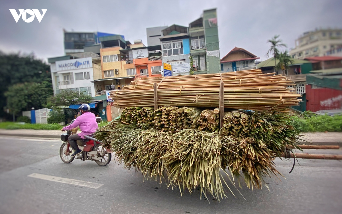 nhan nhan xe cho hang cong kenh tren duong pho ha noi hinh anh 1
