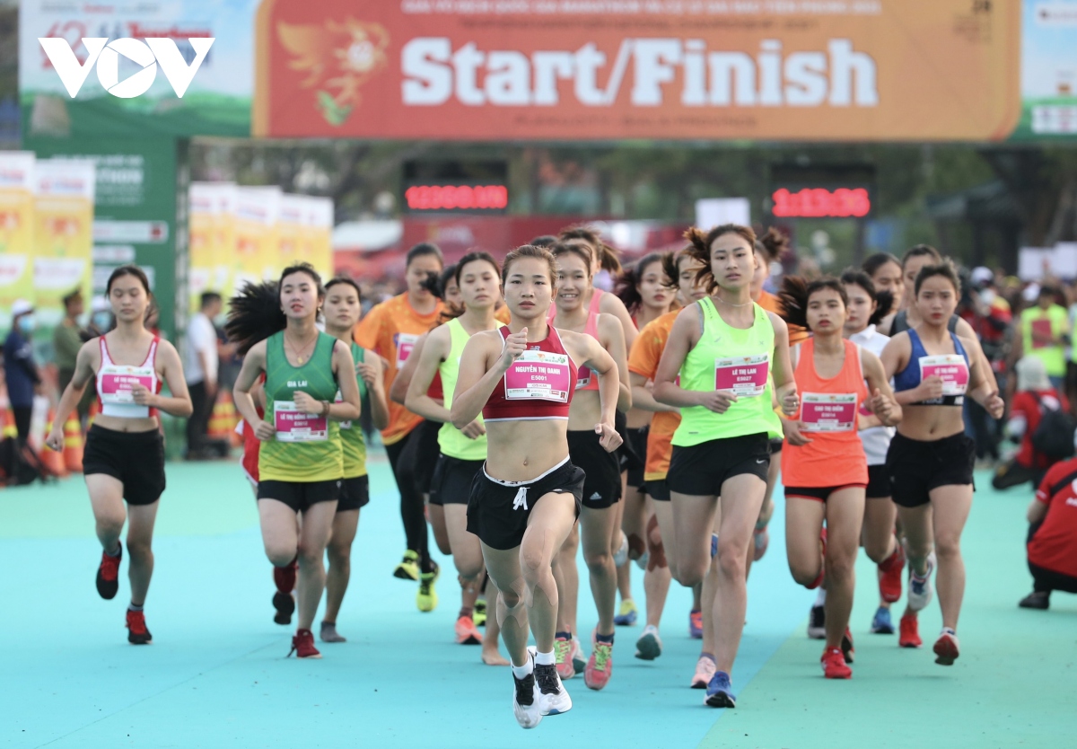 chum anh nu cuoi toa nang pleiku tren duong chay tien phong marathon 2021 hinh anh 2