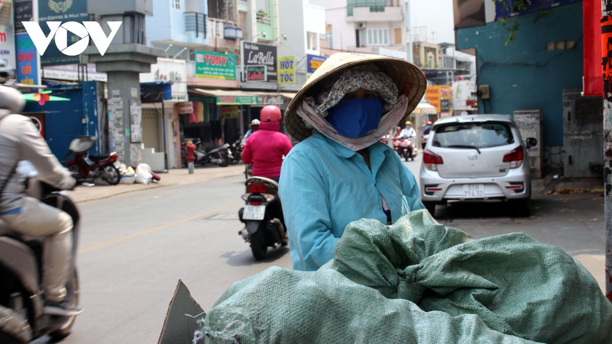 nang nong cao diem, nhieu nguoi dan tphcm vat va muu sinh hinh anh 1