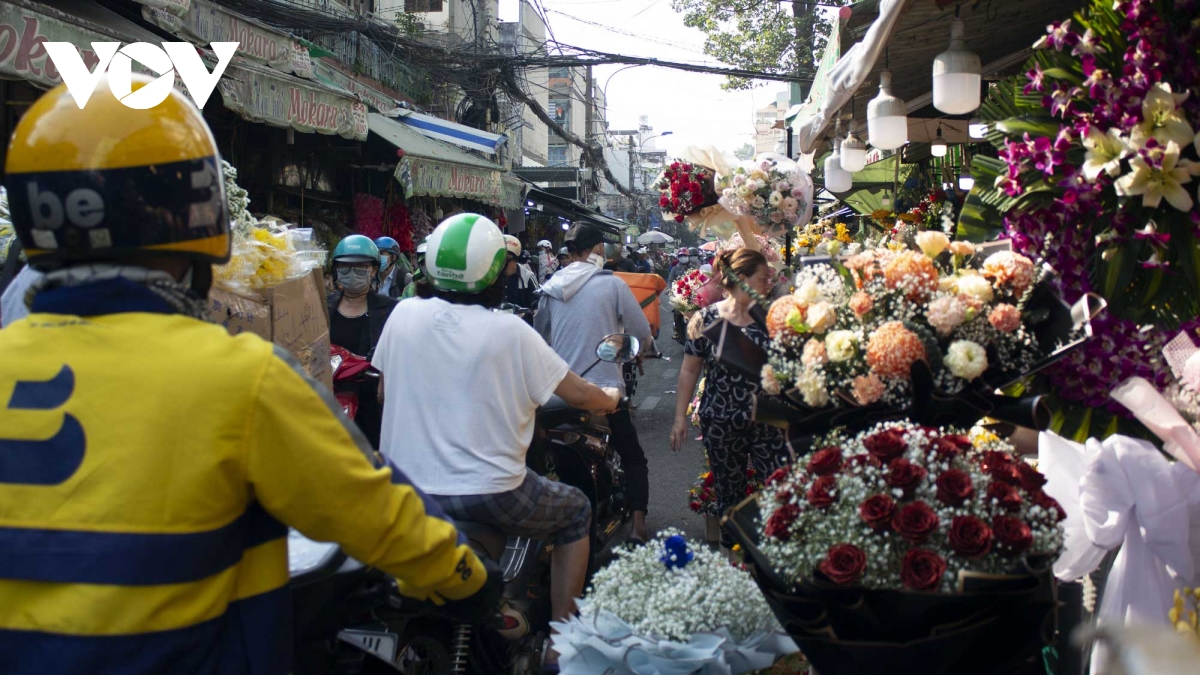 gia tang cao, nhieu loai hoa van hut hang ngay 8 3 hinh anh 1