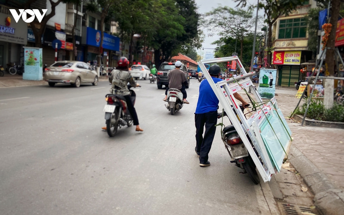 nhan nhan xe cho hang cong kenh tren duong pho ha noi hinh anh 2