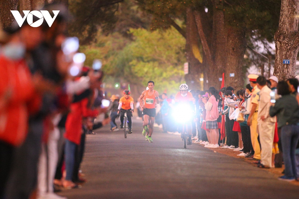 chum anh nu cuoi toa nang pleiku tren duong chay tien phong marathon 2021 hinh anh 3