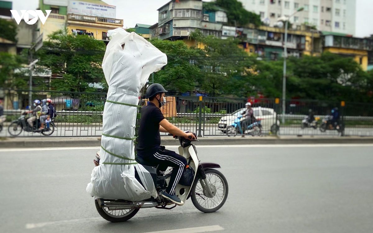 nhan nhan xe cho hang cong kenh tren duong pho ha noi hinh anh 3