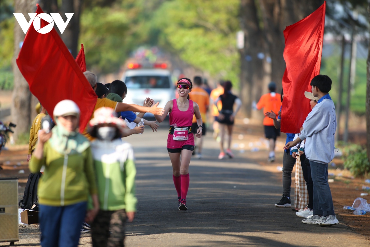 chum anh nu cuoi toa nang pleiku tren duong chay tien phong marathon 2021 hinh anh 4