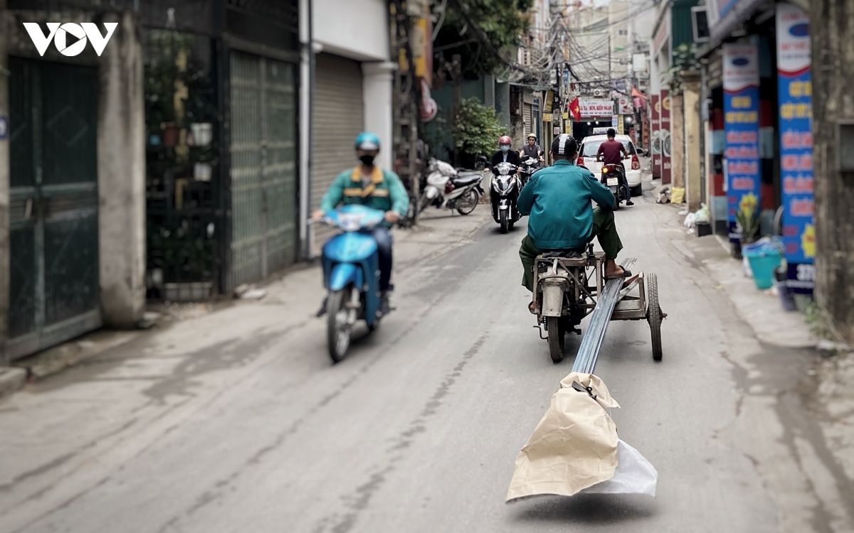 nhan nhan xe cho hang cong kenh tren duong pho ha noi hinh anh 5
