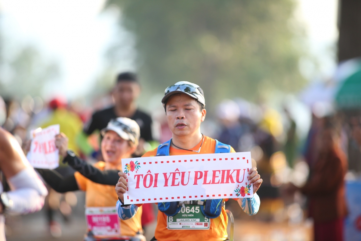 chum anh nu cuoi toa nang pleiku tren duong chay tien phong marathon 2021 hinh anh 8