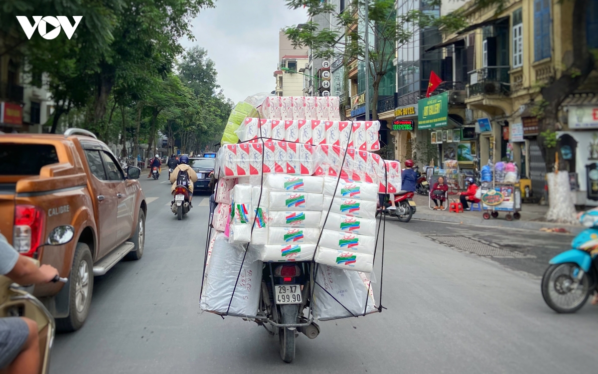 nhan nhan xe cho hang cong kenh tren duong pho ha noi hinh anh 6