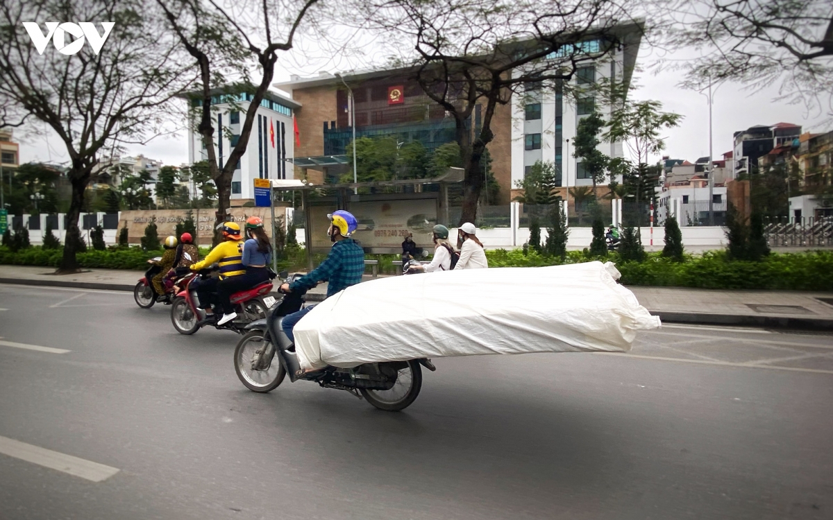 nhan nhan xe cho hang cong kenh tren duong pho ha noi hinh anh 7