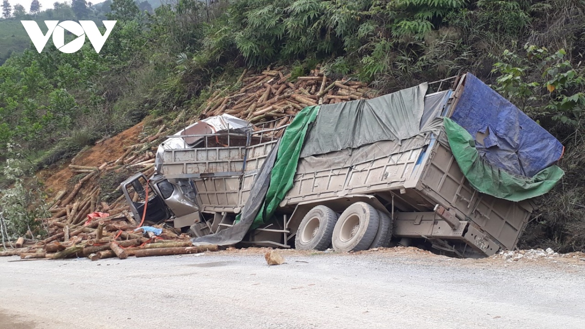 Hiện trường vụ TNGT nghiêm trọng tại Lang Chánh, Thanh Hóa khiến 7 người tử vong