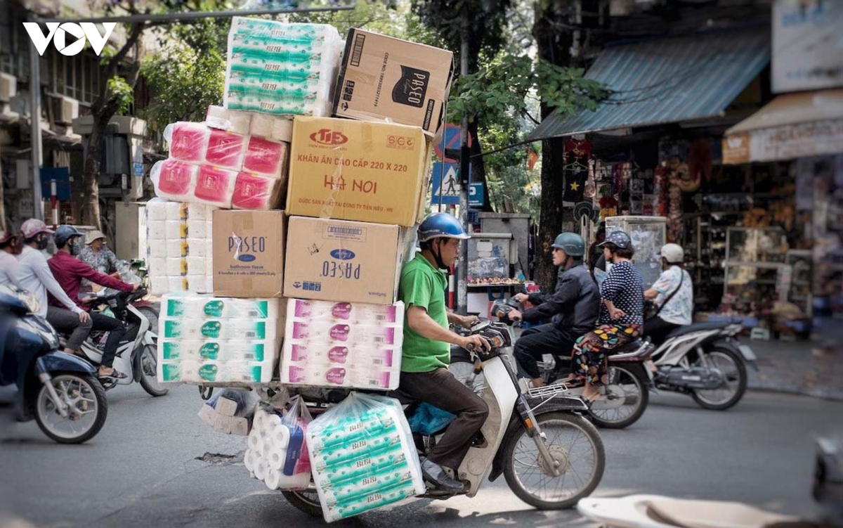 nhan nhan xe cho hang cong kenh tren duong pho ha noi hinh anh 8