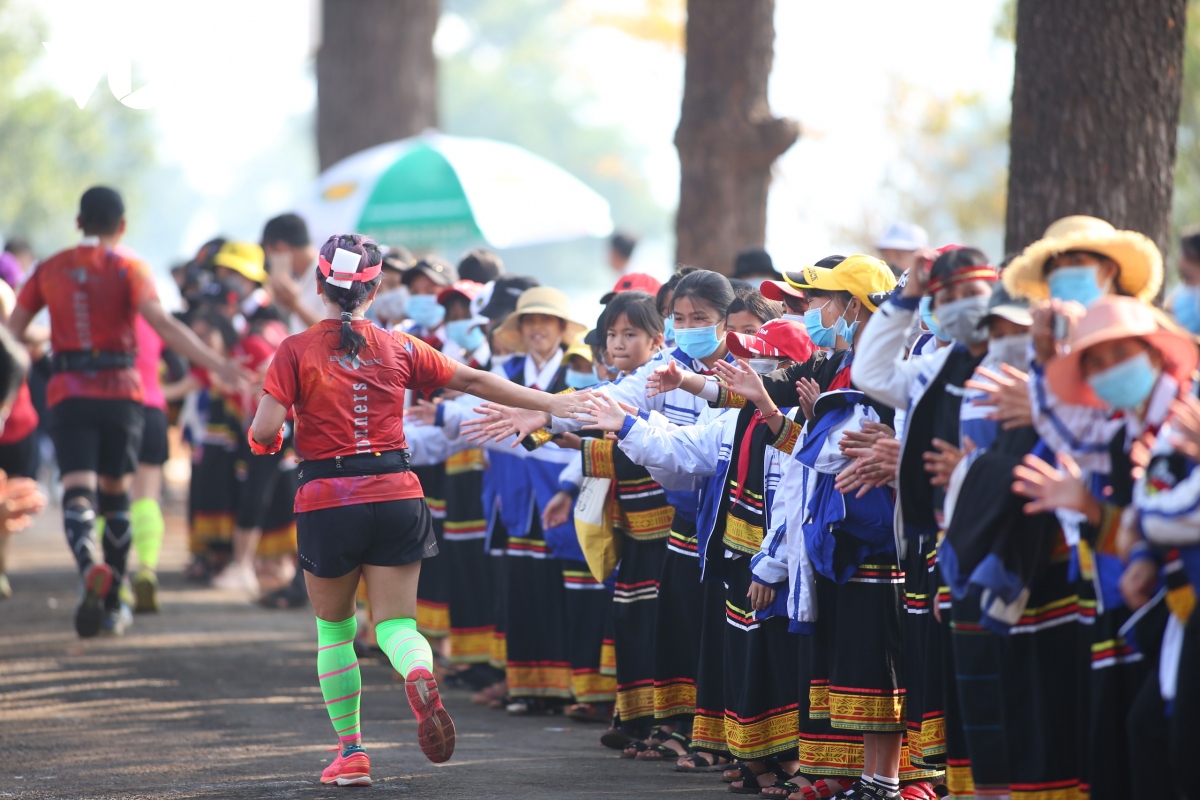 chum anh nu cuoi toa nang pleiku tren duong chay tien phong marathon 2021 hinh anh 10