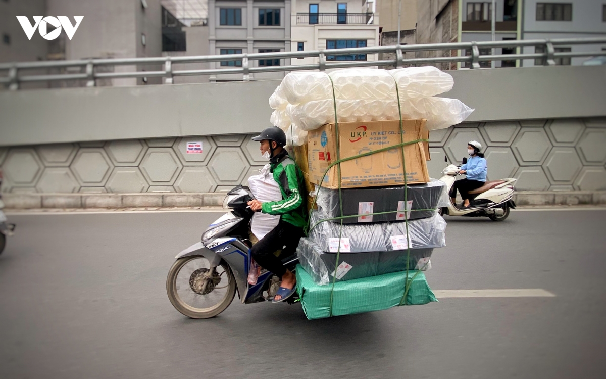 nhan nhan xe cho hang cong kenh tren duong pho ha noi hinh anh 9